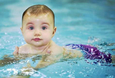 Baby swimming: pros and cons